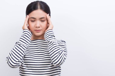 Kadının kafası üzerinde izole beyaz arka plan ağrıyor