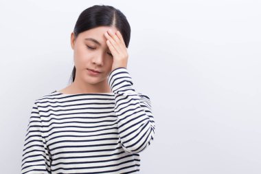 Kadının kafası üzerinde izole beyaz arka plan ağrıyor