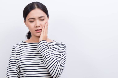 Kadın diş izole üzerinde beyaz arka plan ağrısı vardır