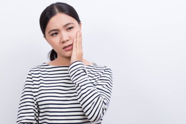 Kadın diş izole üzerinde beyaz arka plan ağrısı vardır