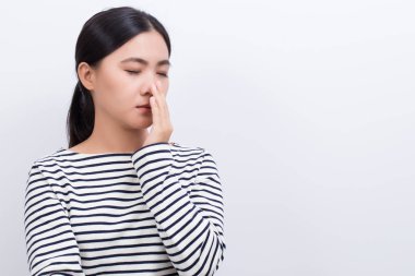 Kadına dokun burnunu