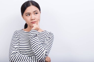 Beyaz arka plan üzerinde izole ciddi kadın