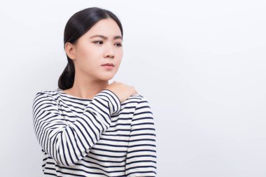 Kadının omuz ağrısı vardır