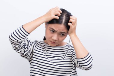 kadın başını tırmalamak