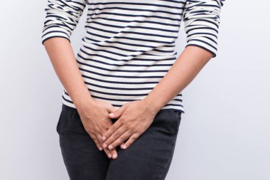 Onu kasık izole bir beyaz Backgrou Holding eller kadınla