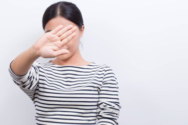 Kadın dur işareti yapıyor.