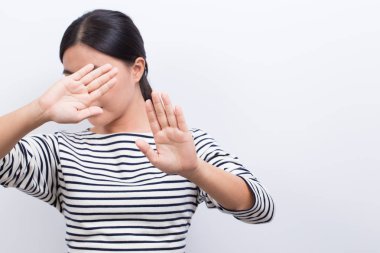 Kadın dur işareti yapıyor.