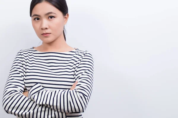 Beyaz arka plan üzerinde izole ciddi kadın