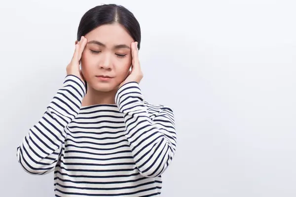 Mujer tiene dolor de cabeza aislado sobre fondo blanco —  Fotos de Stock