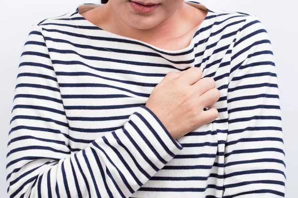 Женщина с симптоматической болью в груди — стоковое фото