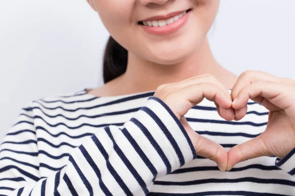 Mujer mostrar corazón manos —  Fotos de Stock