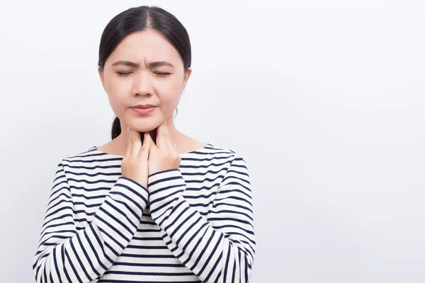 La mujer tiene dolor de garganta — Foto de Stock