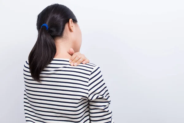 Mulher tem dor no ombro — Fotografia de Stock