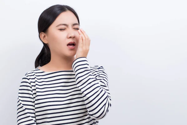 여자는 한 Sneezing — 스톡 사진