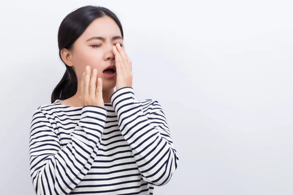 여자는 한 Sneezing — 스톡 사진