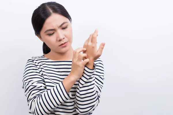 La mujer tiene picazón —  Fotos de Stock