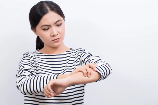 Mujer tiene dolor en el brazo — Foto de Stock