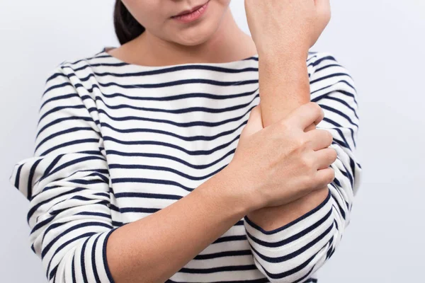 Donna ha dolore al braccio — Foto Stock