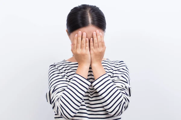 Mujer cerrar su cara a mano —  Fotos de Stock