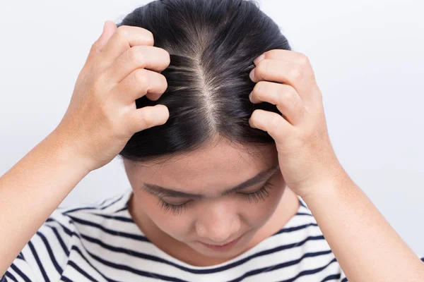 Mujer rascándose la cabeza — Foto de Stock