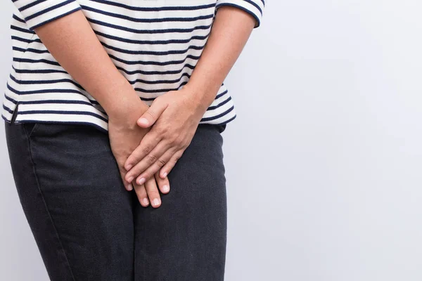 Mujer con las manos sosteniendo su entrepierna aislada en un backgrou blanco — Foto de Stock