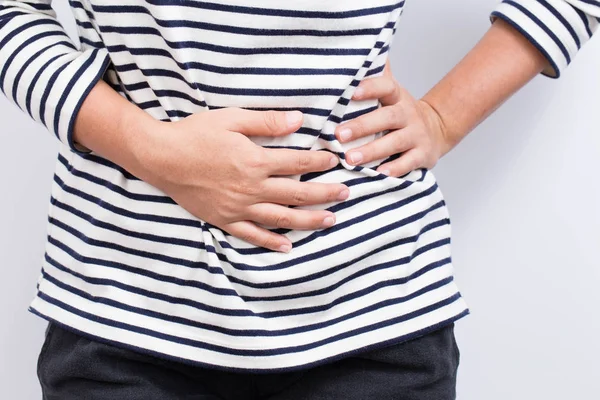 Mujer tiene dolor de estómago —  Fotos de Stock