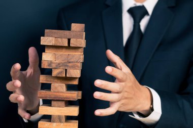 işadamı bir kule inşa