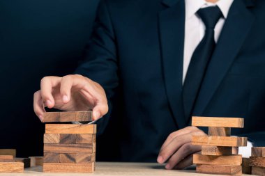 işadamı bir kule inşa