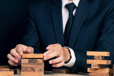 işadamı bir kule inşa