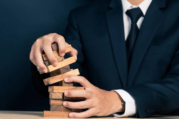 L'uomo d'affari costruisce una torre — Foto Stock