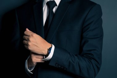 İşadamı sabitleme kol düğmesi onun takım elbise