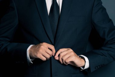 Siyah bir takım elbise Giydirme işadamı