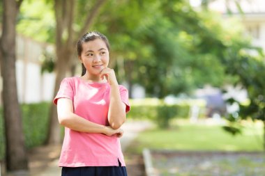 Mutlu kadınla dinlenmek zaman Parkı'nda