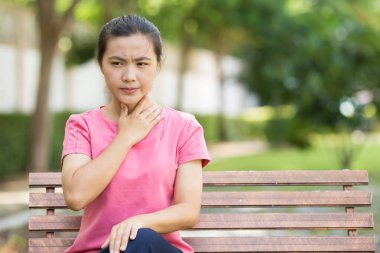 Kadın boğaz içinde belgili tanımlık bahçe vardır.