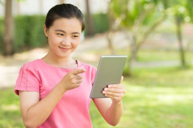 Kadın bahçede tablet kullanmak