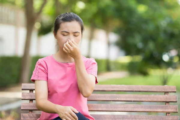 Mujer tiene estornudos en el jardín — Foto de Stock