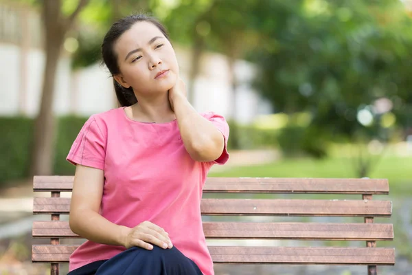 La mujer tiene dolor corporal — Foto de Stock