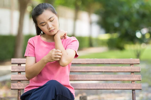 女人抓她的皮肤 — 图库照片