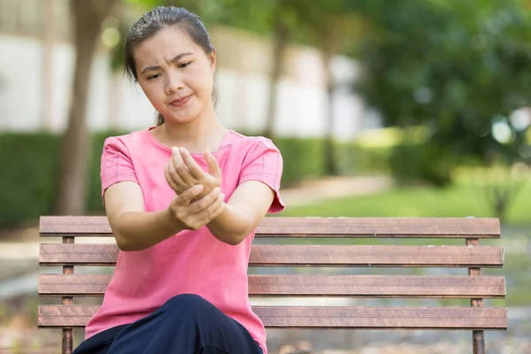 La mujer tiene dolor corporal — Foto de Stock