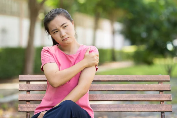 La mujer tiene dolor corporal — Foto de Stock