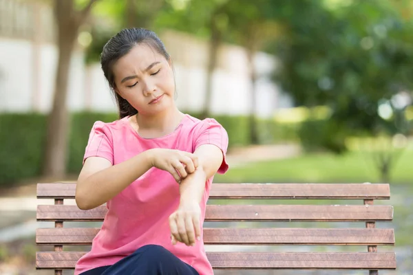 女人抓她的皮肤 — 图库照片