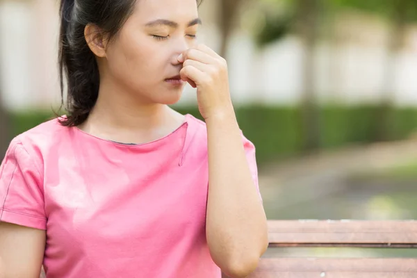 女性が庭でくしゃみ — ストック写真