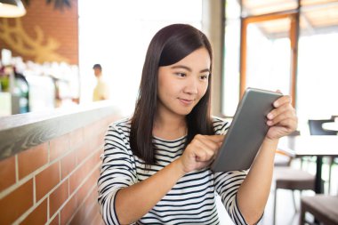 Kadın yazarak tablet Cafe