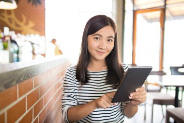 Kadın yazarak tablet Cafe