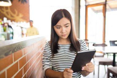 Kadın yazarak tablet Cafe
