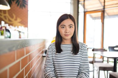 Kadın bir ara kahve dükkanında