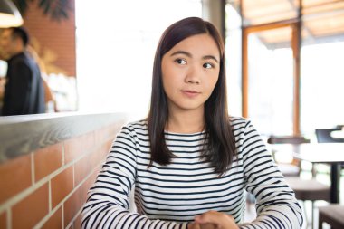 Kadın bir ara kahve dükkanında