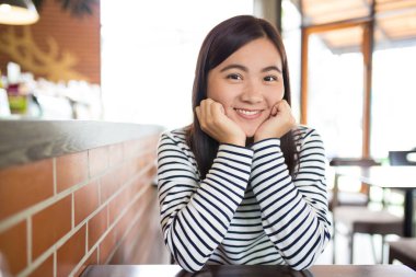 Kadın bir ara kahve dükkanında