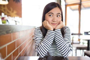 Kadın bir ara kahve dükkanında