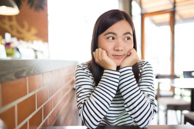 Kadın bir ara kahve dükkanında